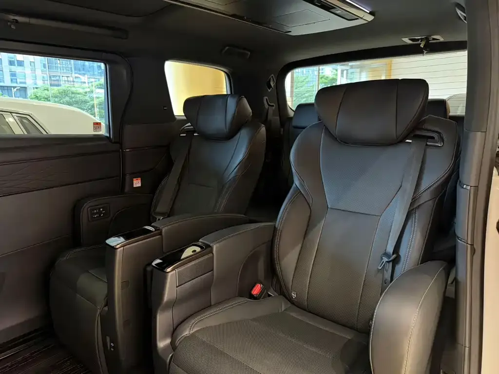 Toyota Alphard — фото 2