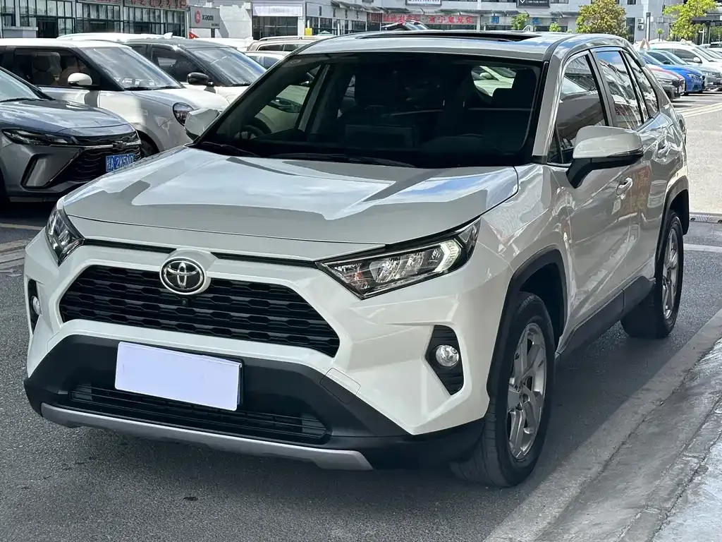 Toyota RAV4 — фото 1