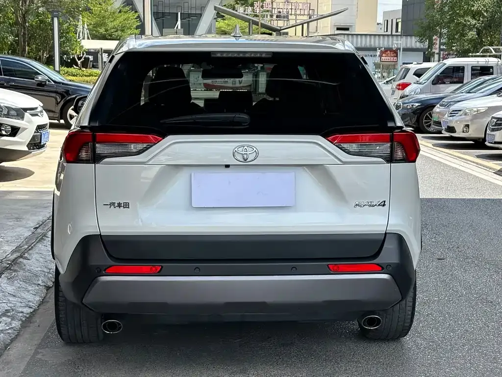 Toyota RAV4 — фото 9