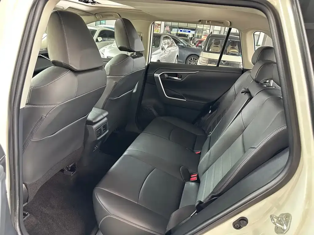 Toyota RAV4 — фото 2