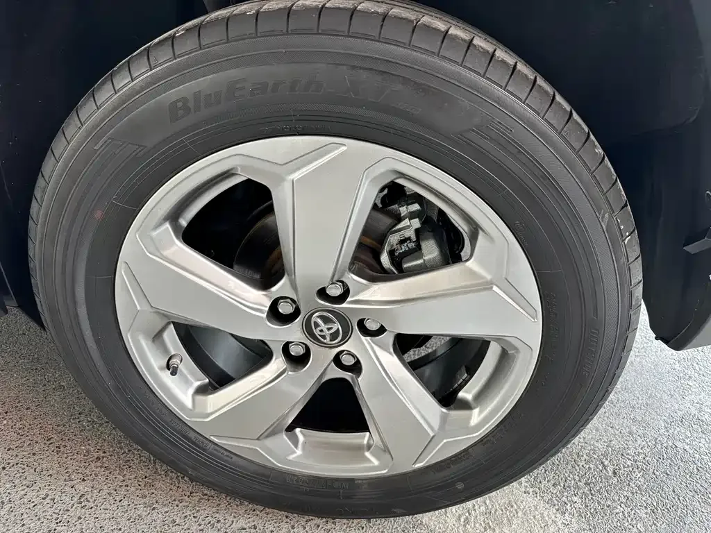 Toyota RAV4 — фото 7