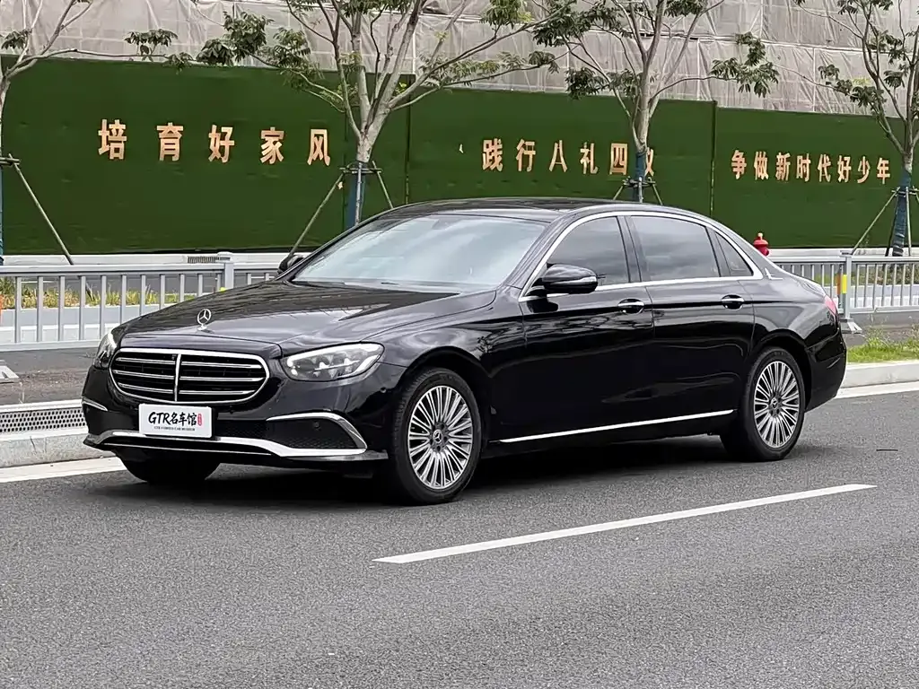 Mercedes-Benz E-Class — фото 1