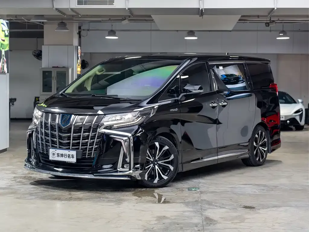 Toyota Alphard — фото 1