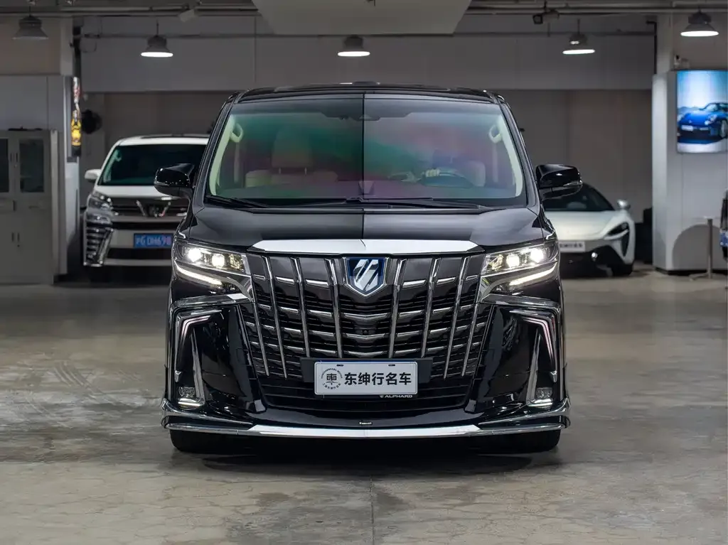 Toyota Alphard — фото 2