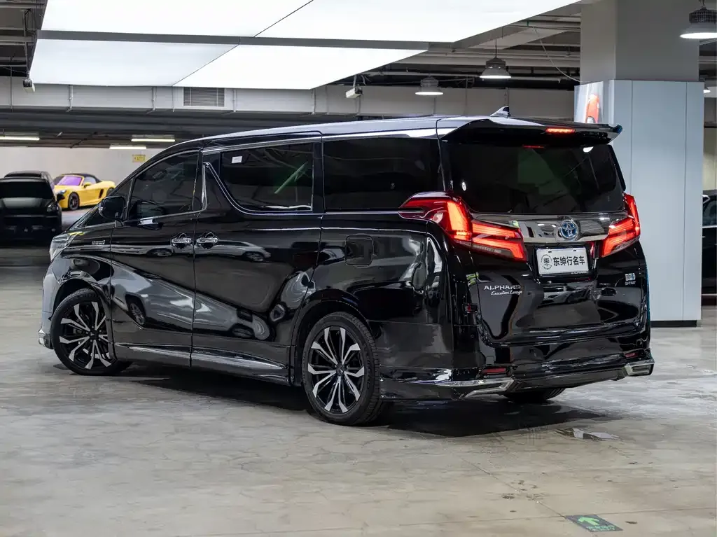 Toyota Alphard — фото 9