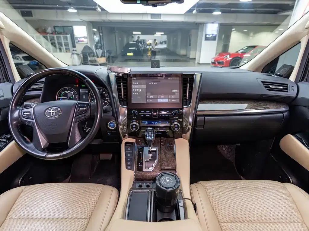 Toyota Alphard — фото 8