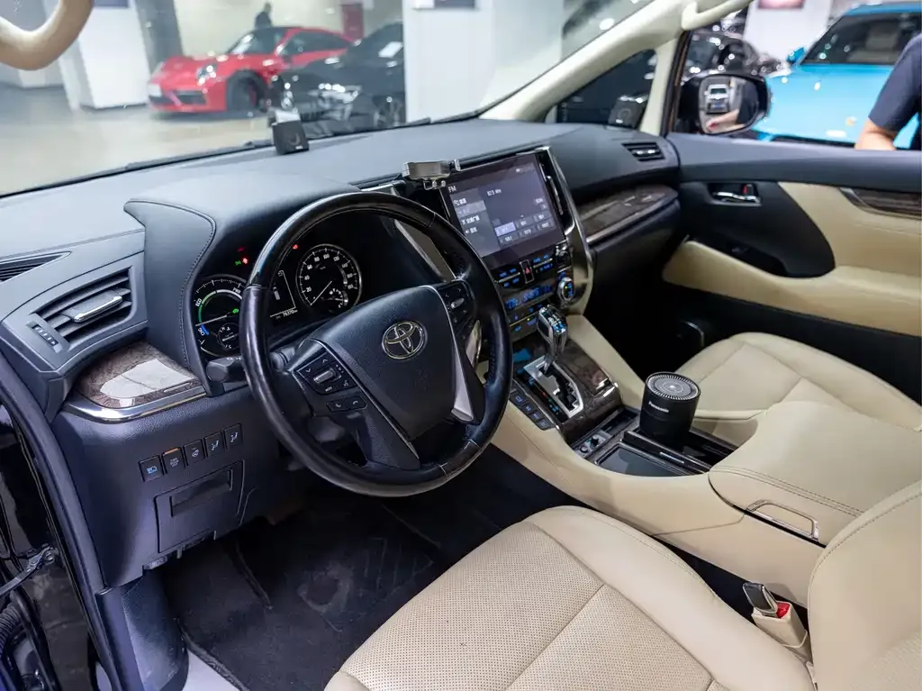 Toyota Alphard — фото 7