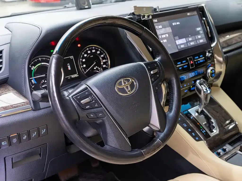 Toyota Alphard — фото 5