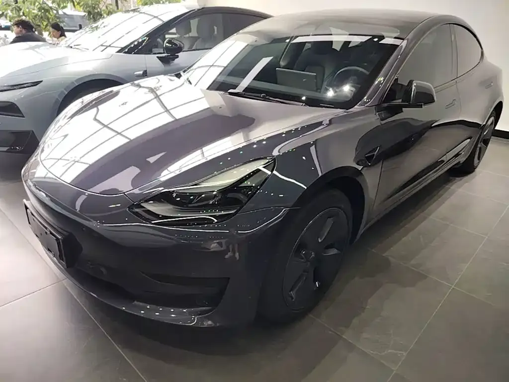 Tesla Model 3 — фото 1