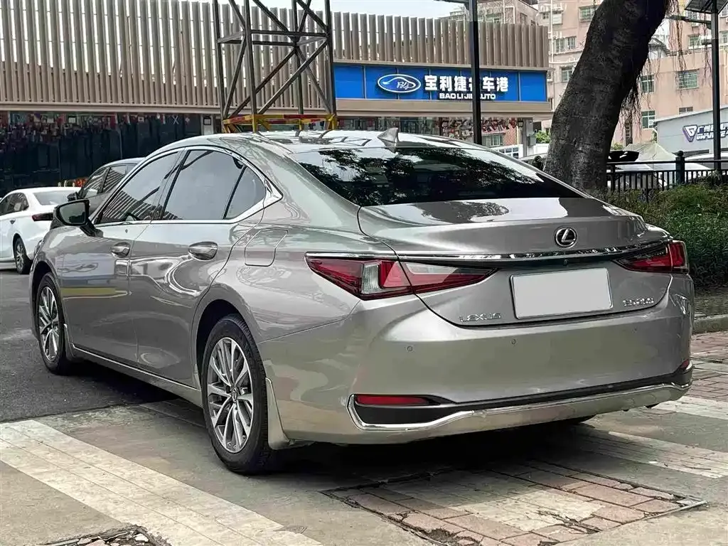 Lexus ES — фото 9