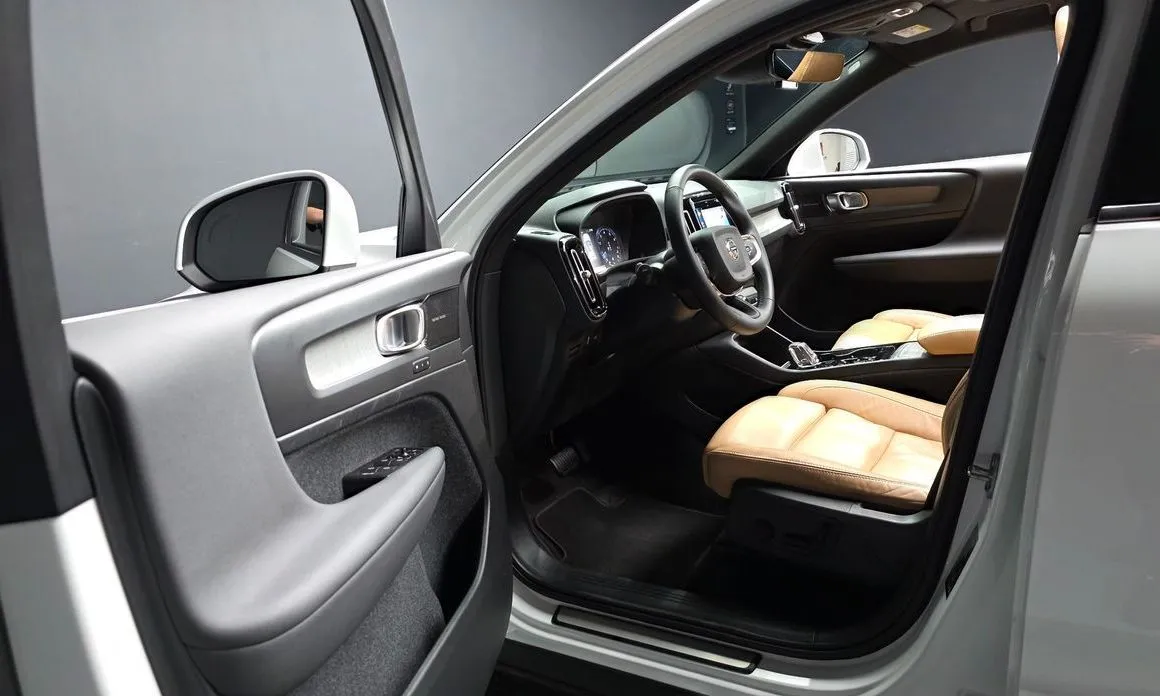 Volvo XC40 — фото 10