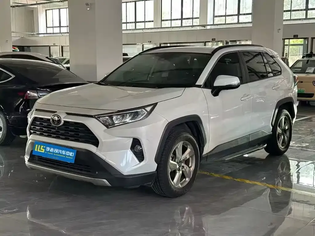 Toyota RAV4 — фото 1