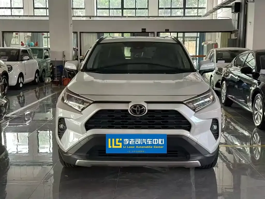 Toyota RAV4 — фото 7