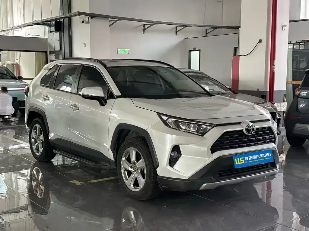 Toyota RAV4 — фото 4