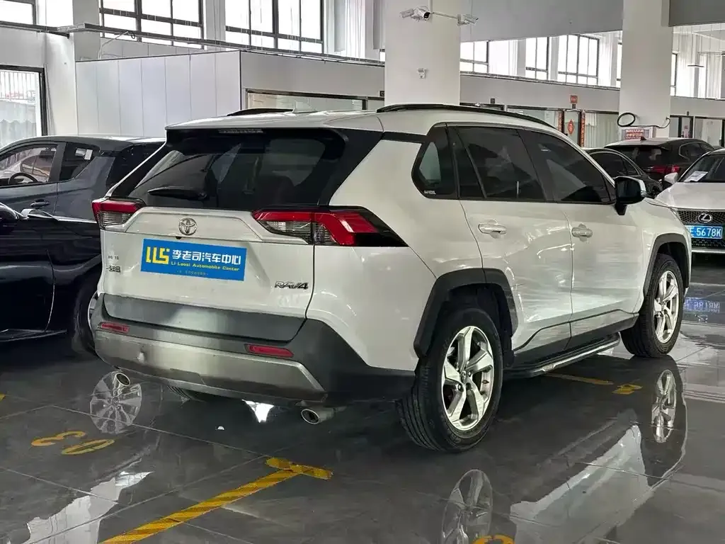 Toyota RAV4 — фото 5