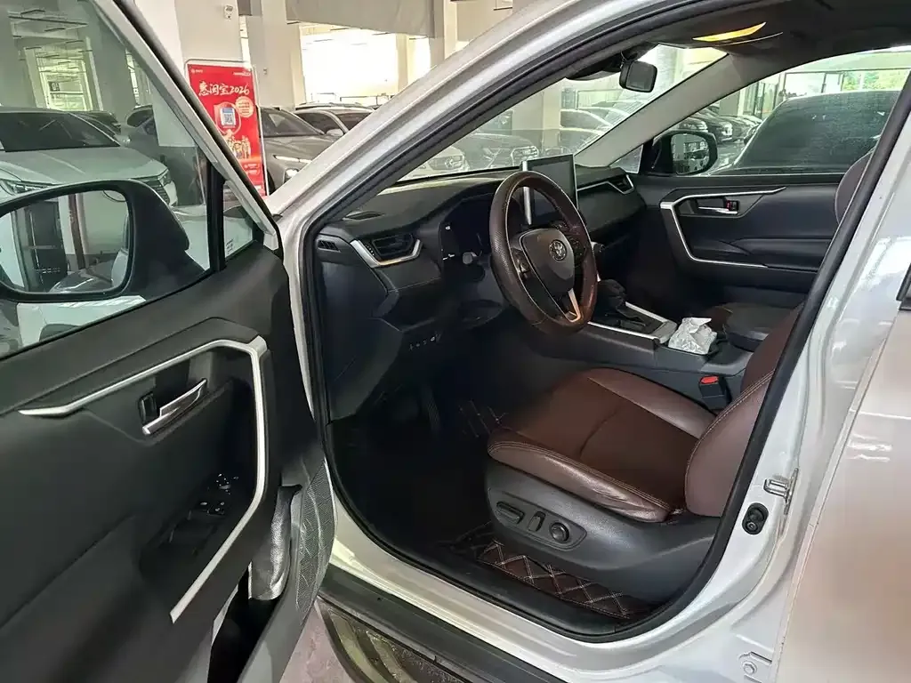 Toyota RAV4 — фото 9