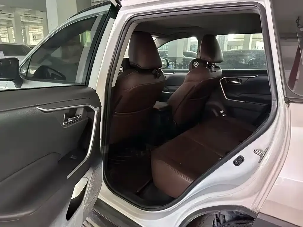 Toyota RAV4 — фото 6