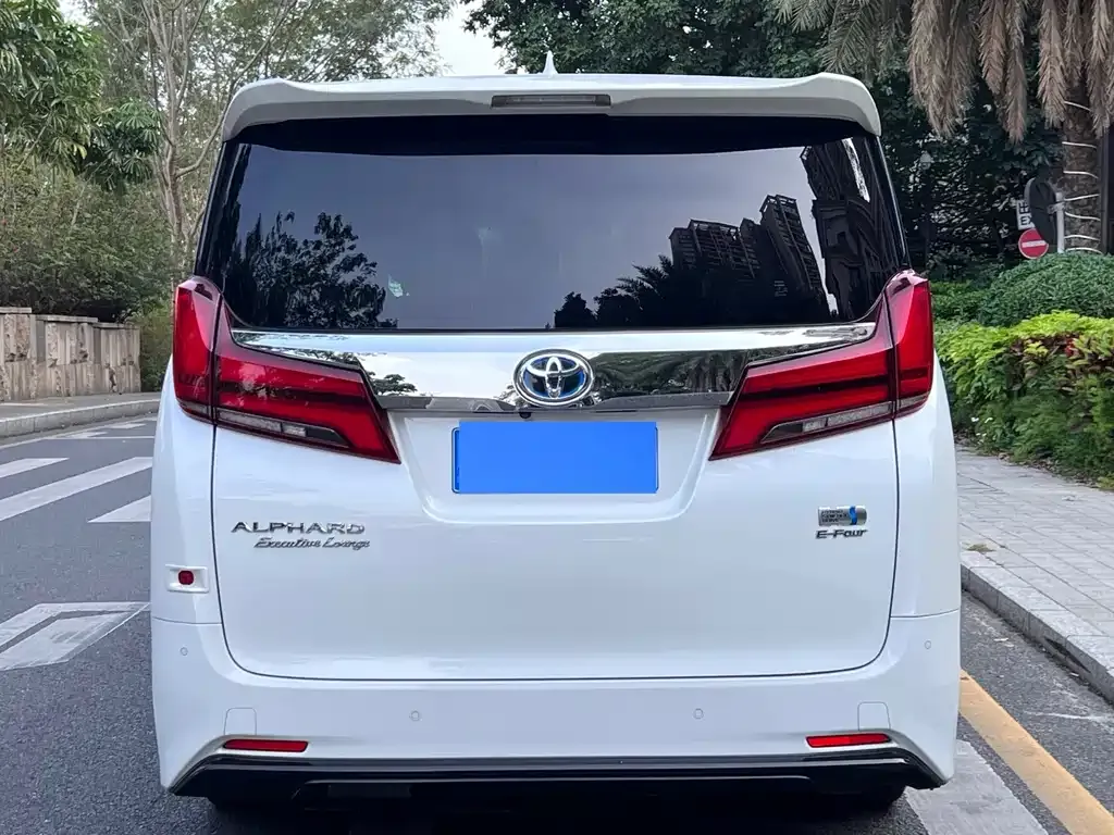 Toyota Alphard — фото 4