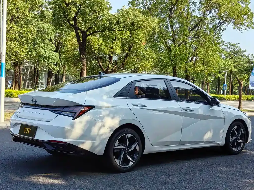 Hyundai Elantra — фото 3