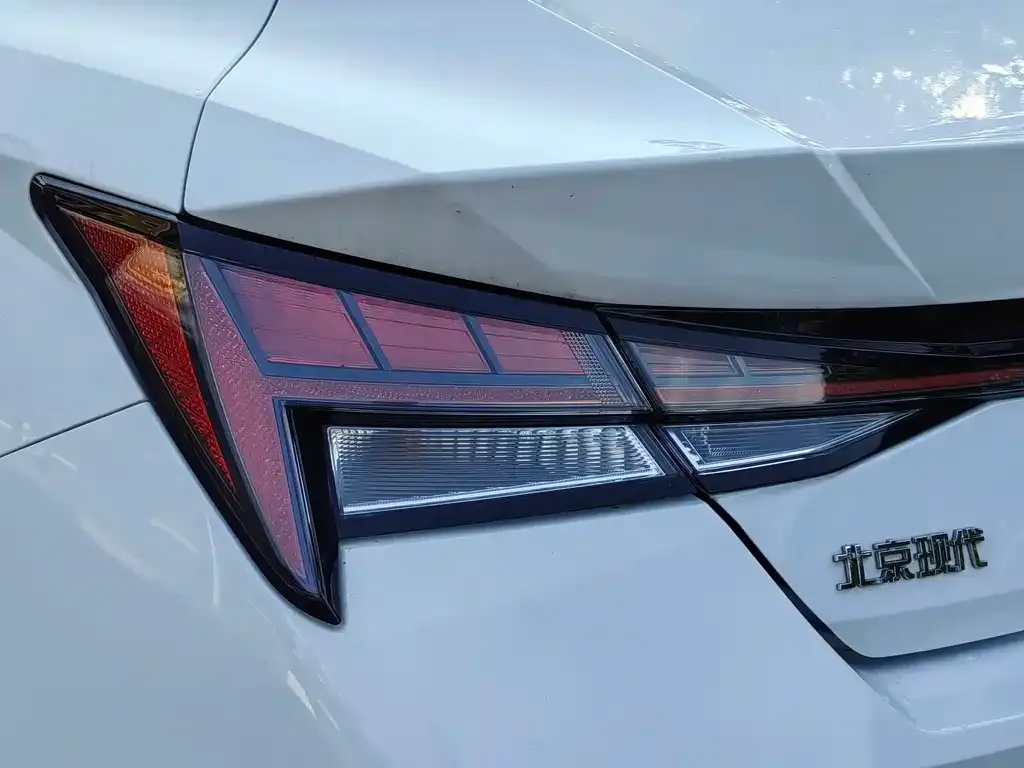 Hyundai Elantra — фото 2
