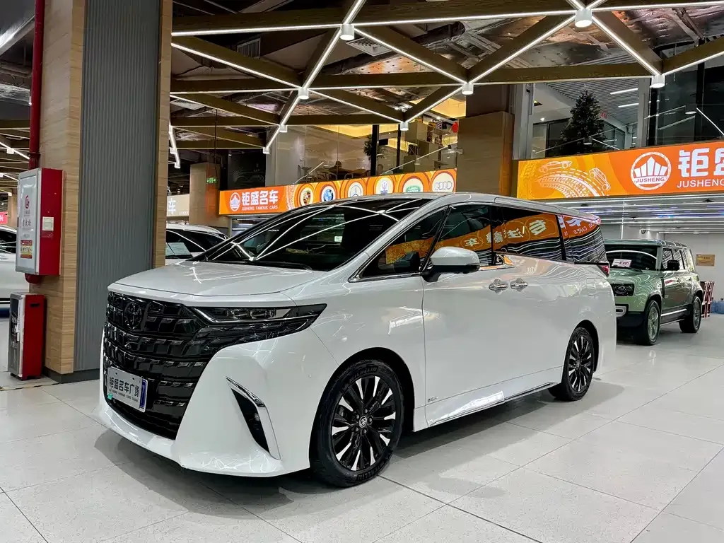 Toyota Alphard — фото 1