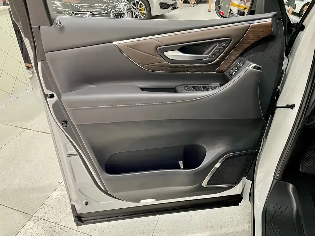 Toyota Alphard — фото 8