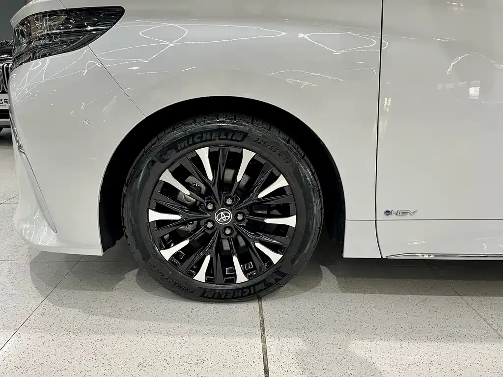 Toyota Alphard — фото 4