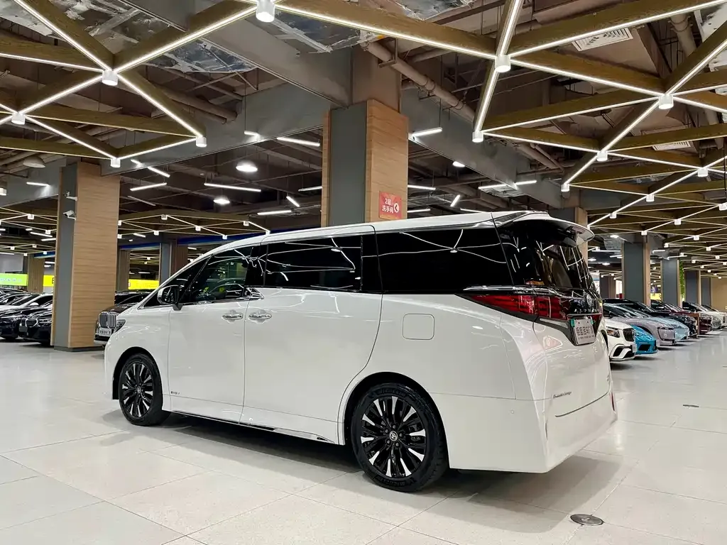 Toyota Alphard — фото 5