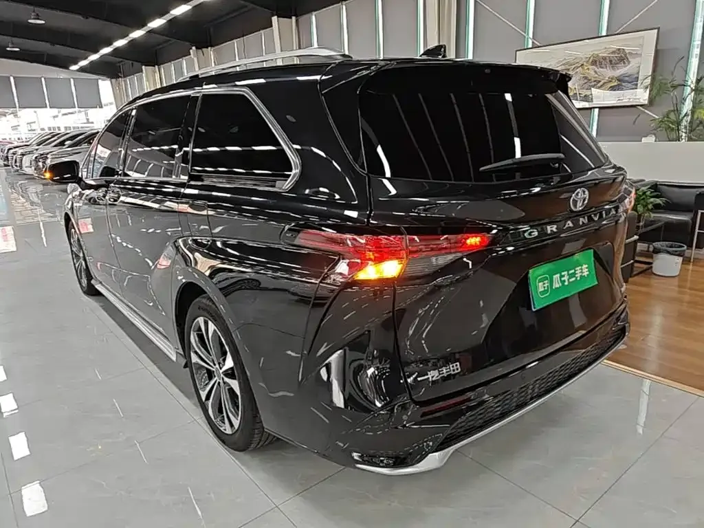 Toyota Granvia — фото 3