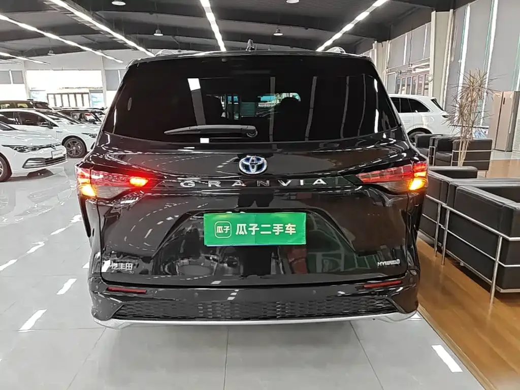 Toyota Granvia — фото 5