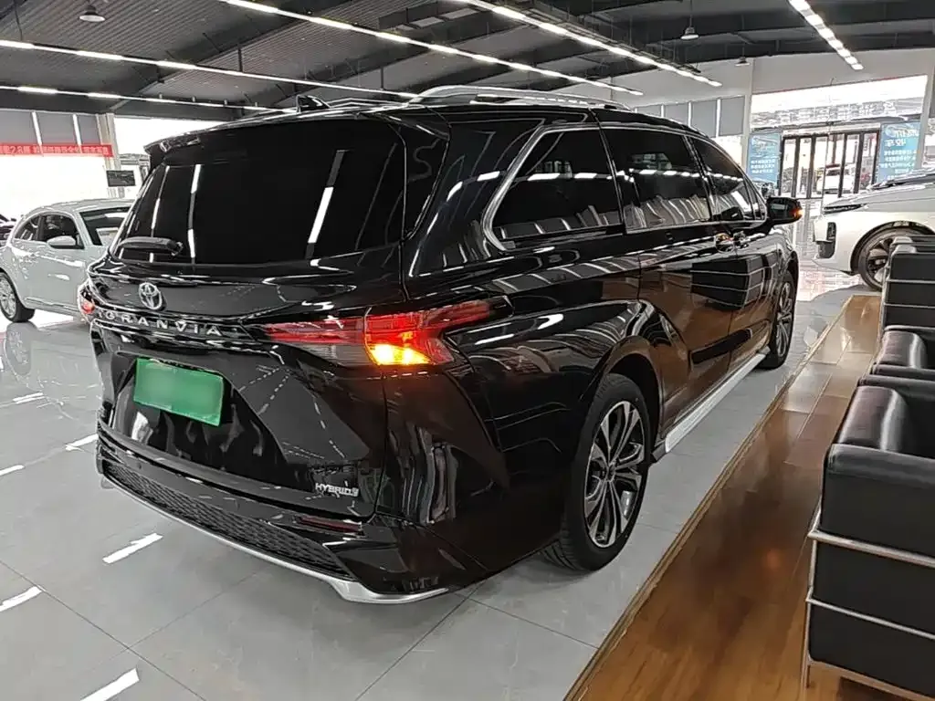 Toyota Granvia — фото 8