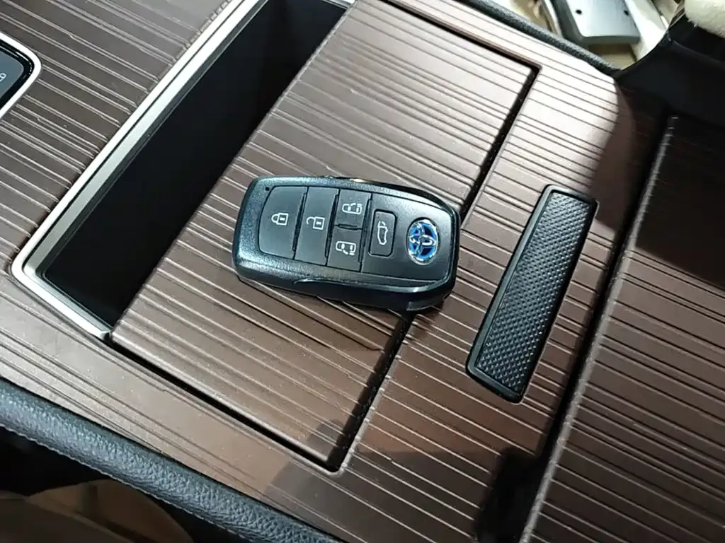 Toyota Granvia — фото 9