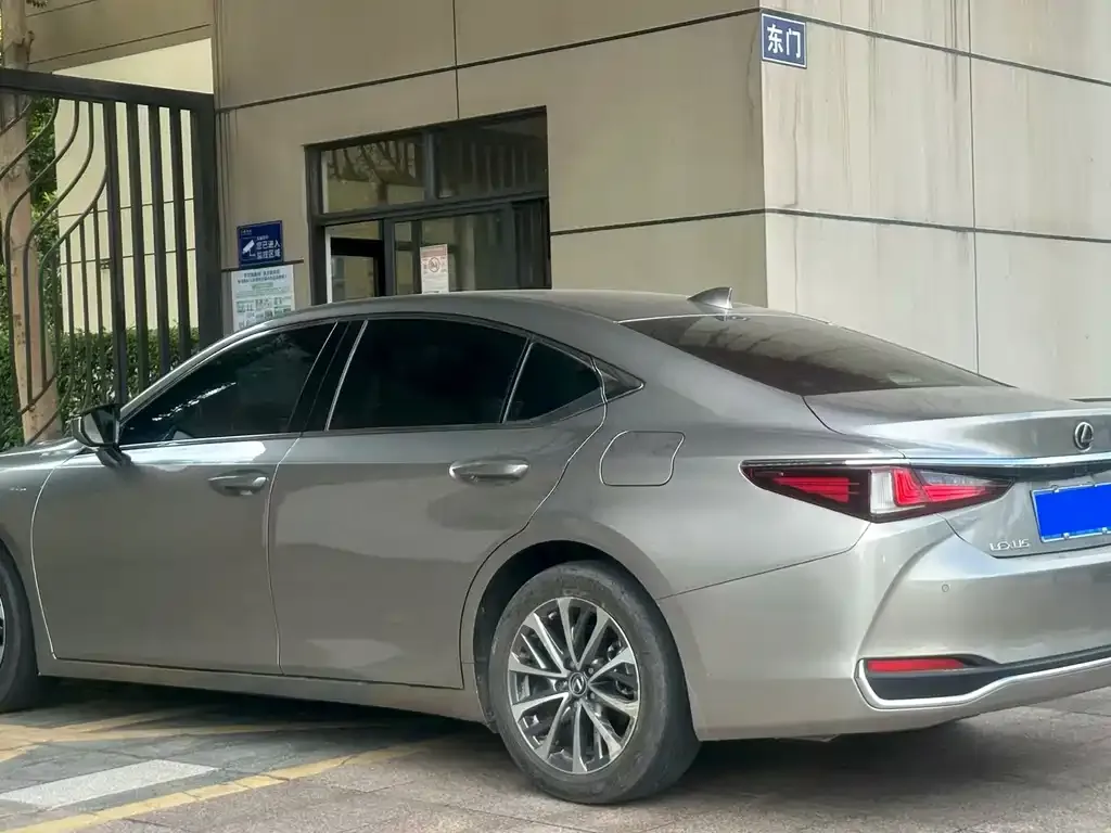 Lexus ES — фото 10