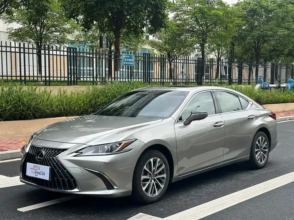 Lexus ES — фото 1