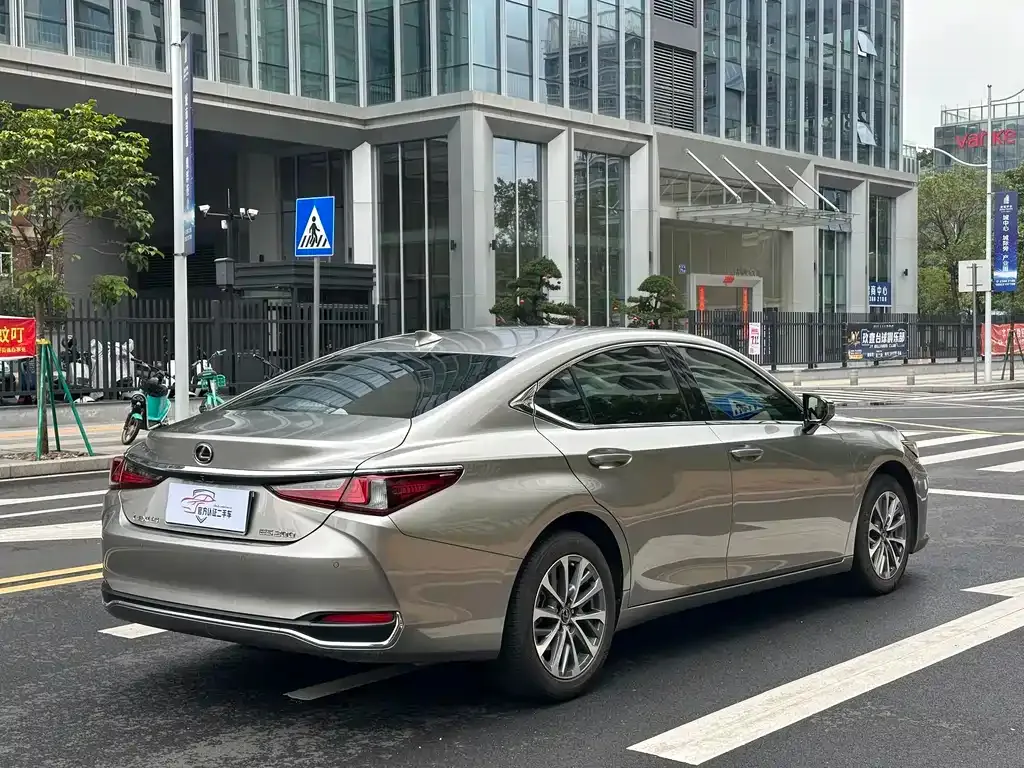 Lexus ES — фото 8