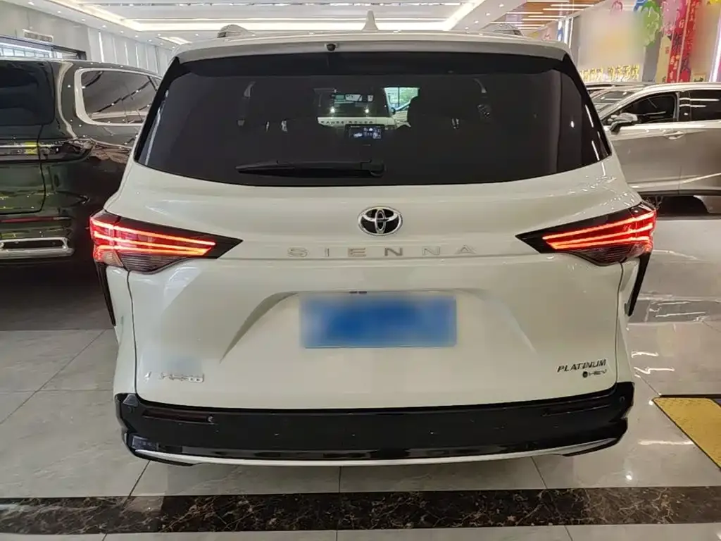 Toyota Sienna — фото 3