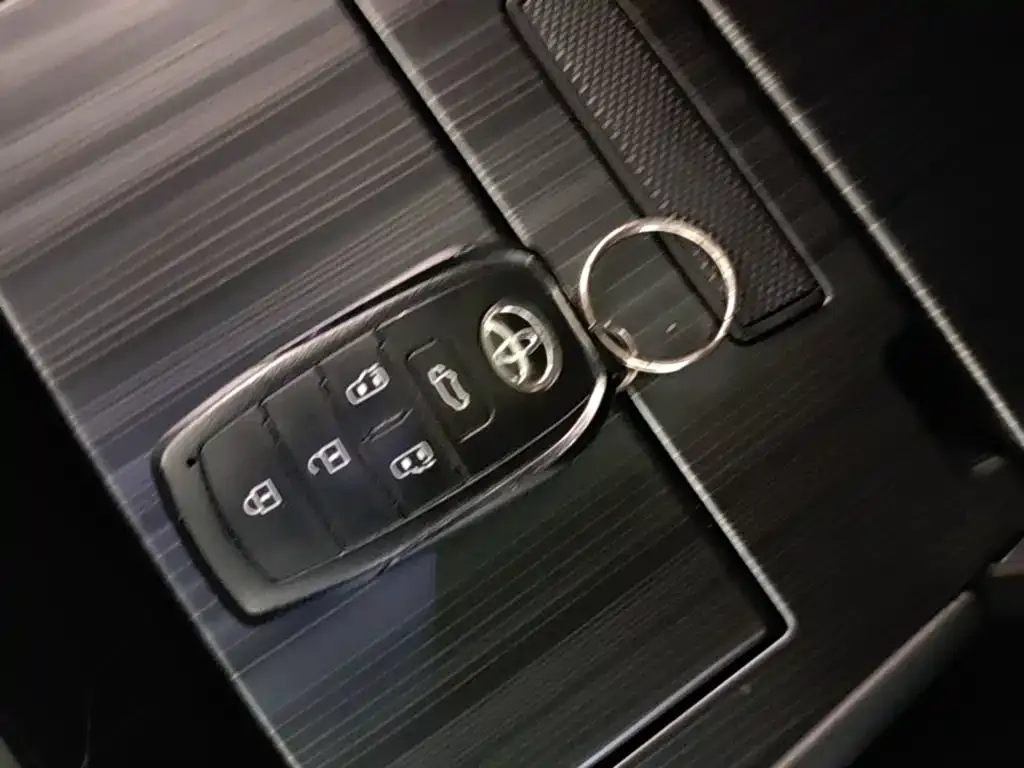 Toyota Sienna — фото 10