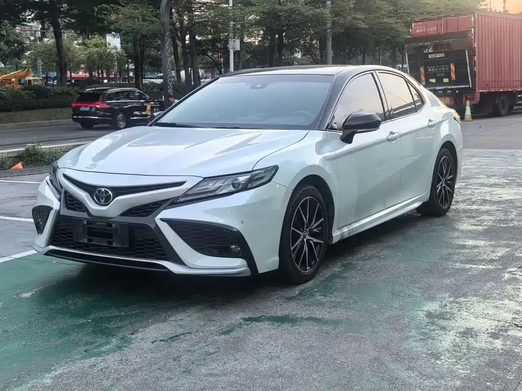 Toyota Camry — фото 1