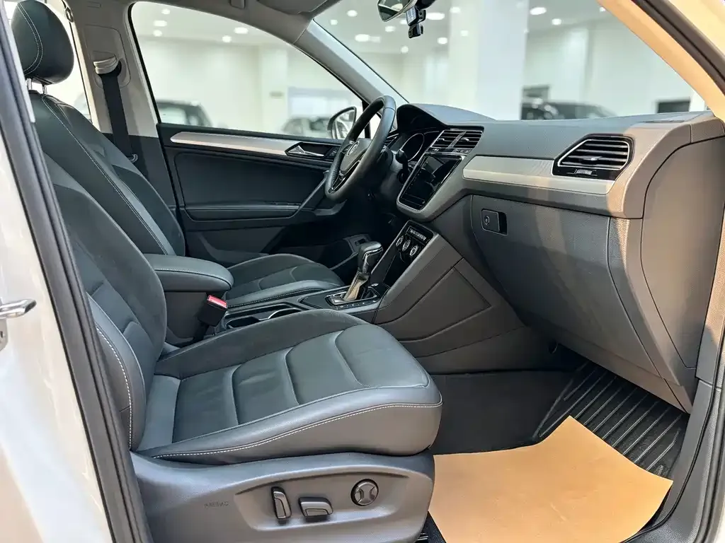 Volkswagen Tiguan L — фото 9