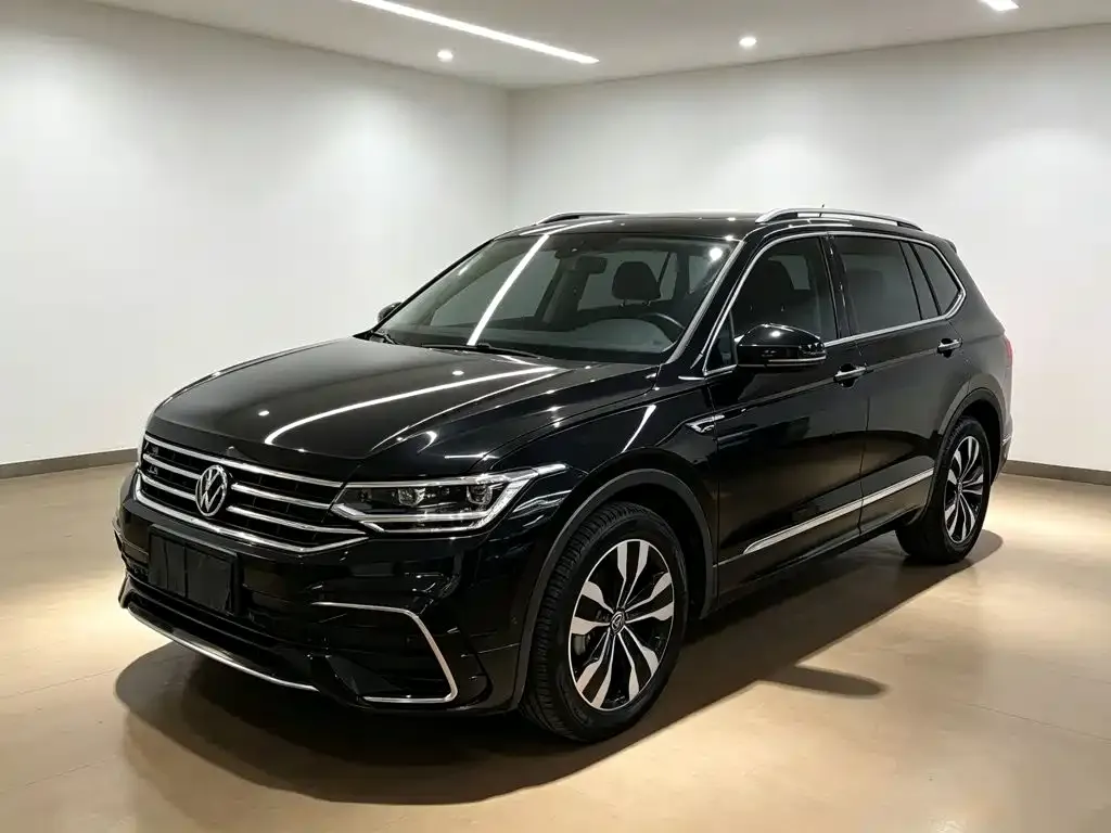 Volkswagen Tiguan L — фото 1