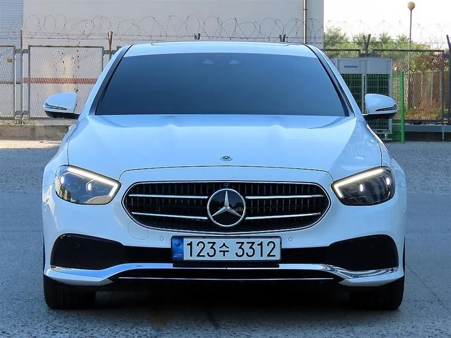 Mercedes-Benz E-Class — фото 1