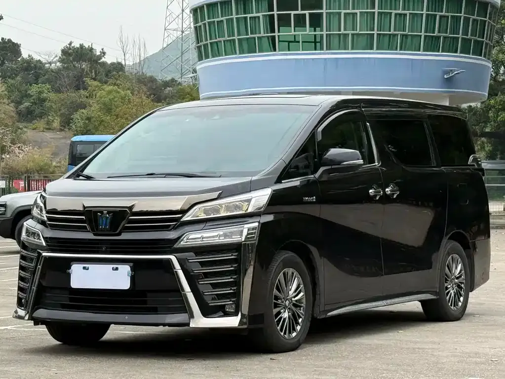 Toyota Vellfire — фото 1
