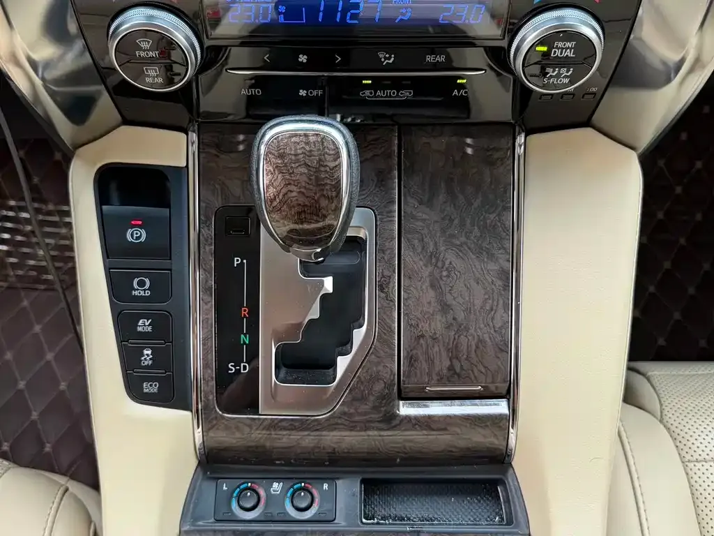 Toyota Vellfire — фото 6