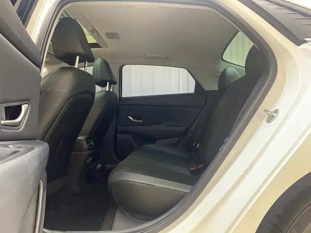Hyundai Elantra — фото 2