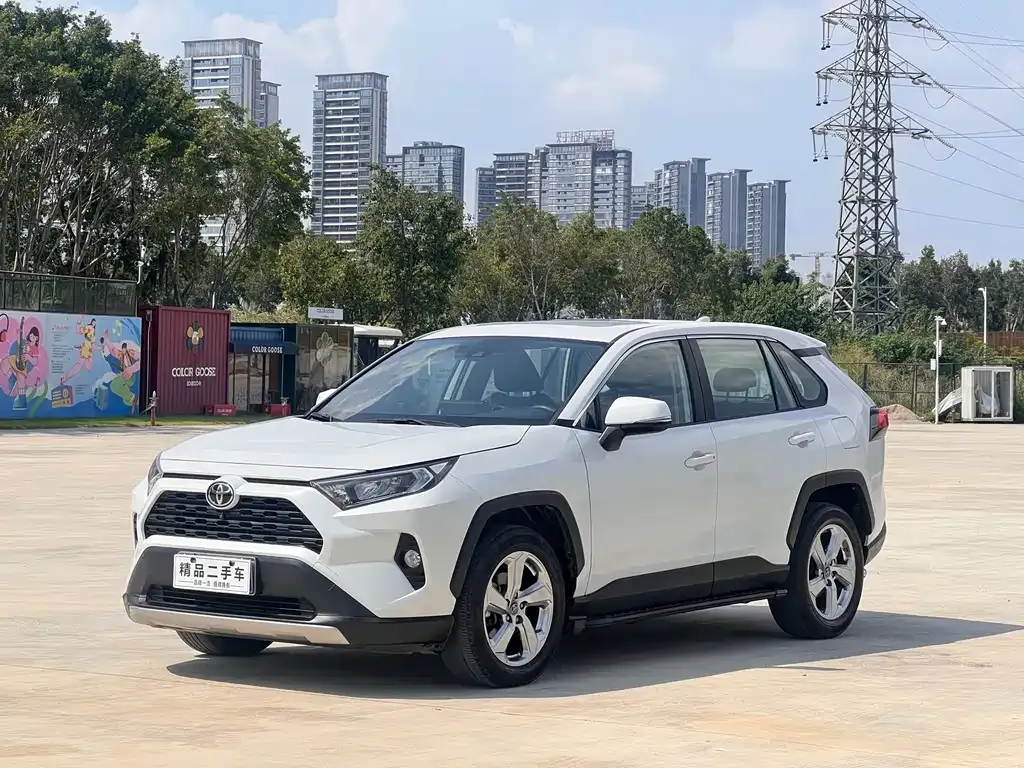 Toyota RAV4 — фото 1