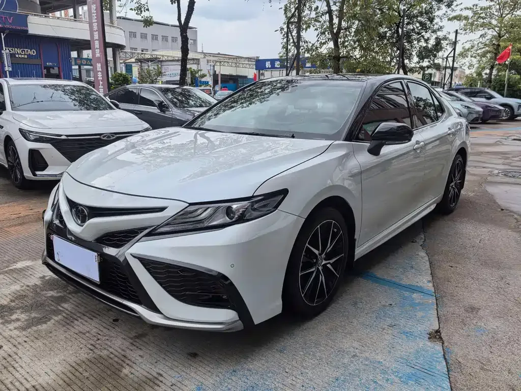 Toyota Camry — фото 1