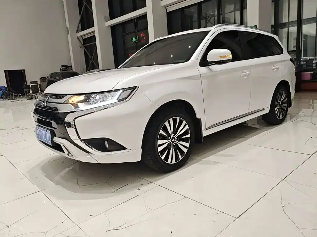 Mitsubishi Outlander — фото 1