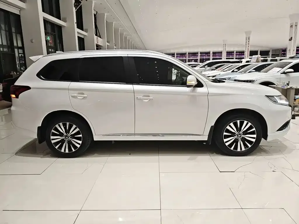 Mitsubishi Outlander — фото 8