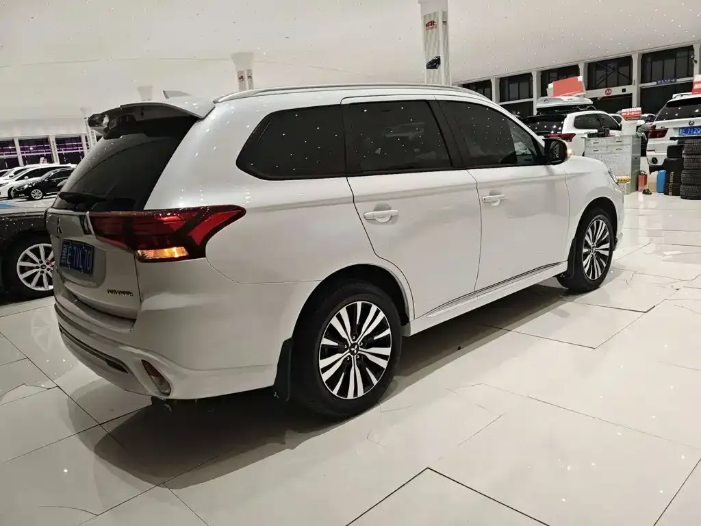 Mitsubishi Outlander — фото 10