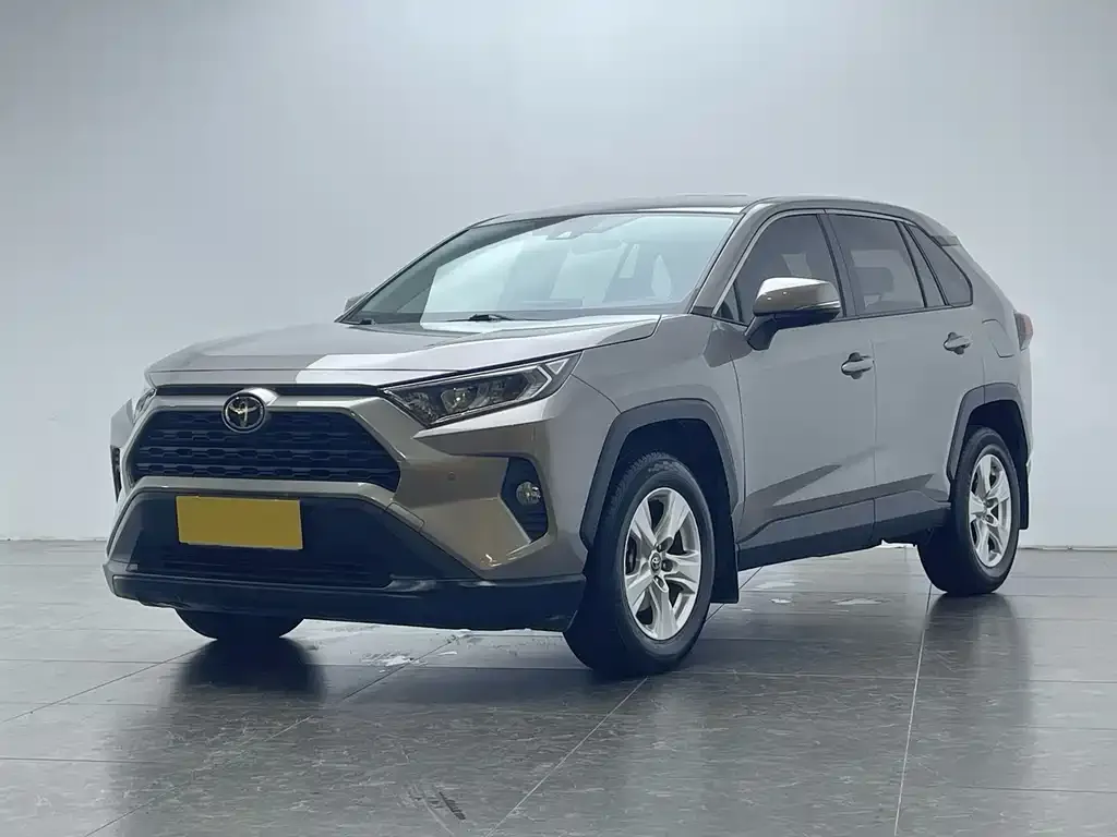 Toyota RAV4 — фото 1